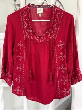 5/$20 Knox Rose size Small boho embroidered top in maroon w/tassels